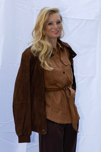 Rust brown belted shirt by Claudia Sträter.