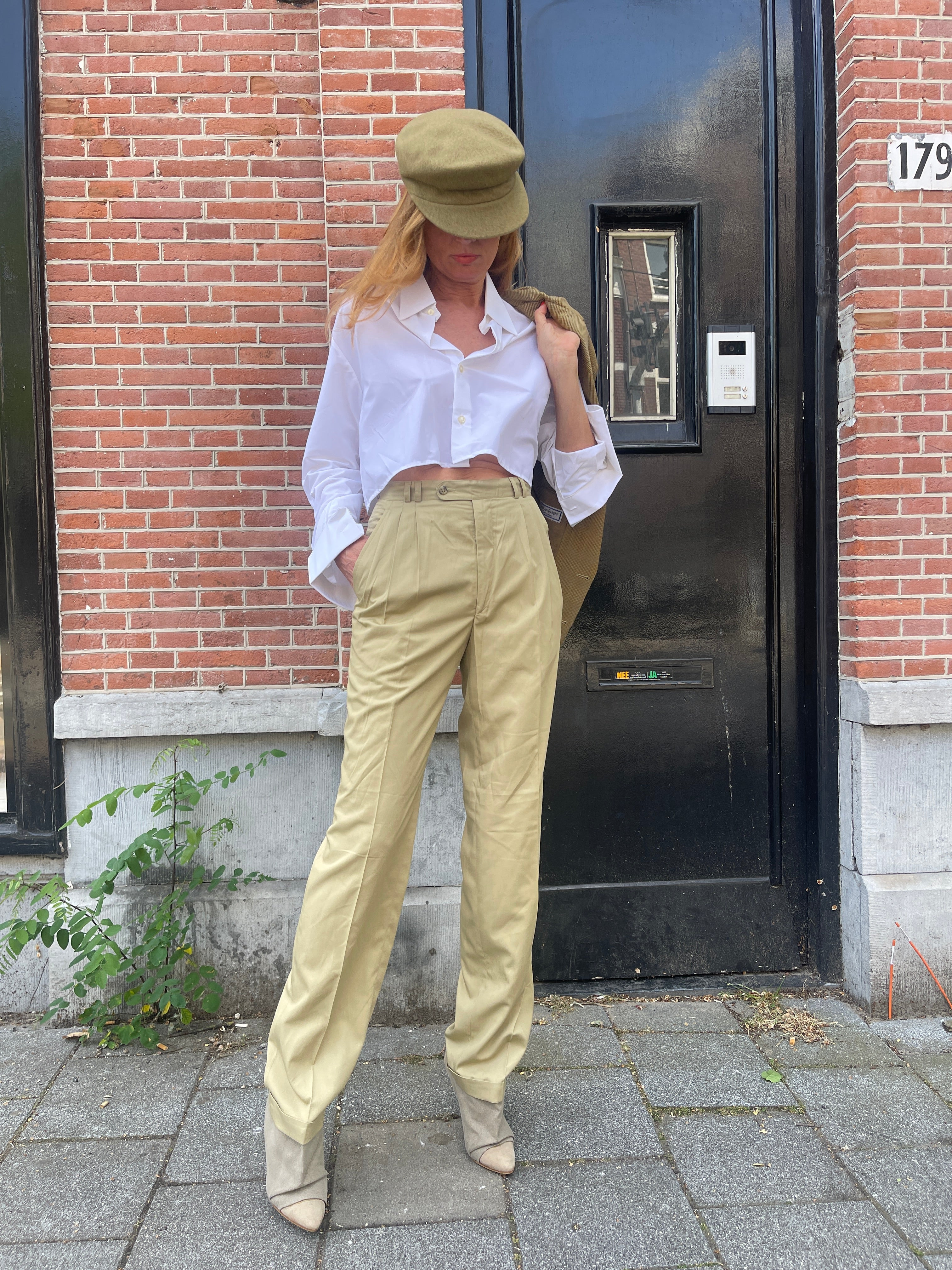 Cropped white shirt with double cuff.