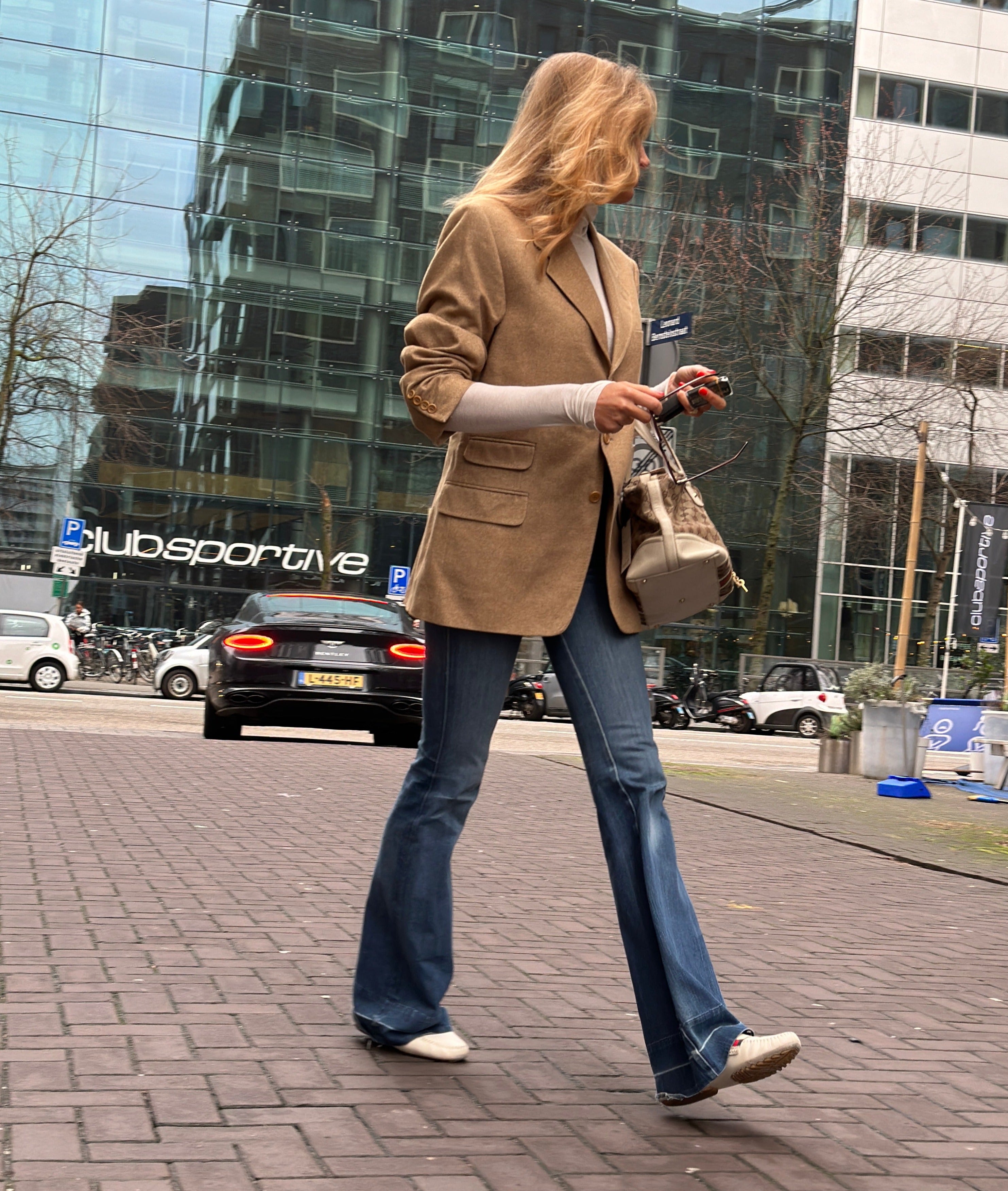 Honey cashmere fitted blazer.