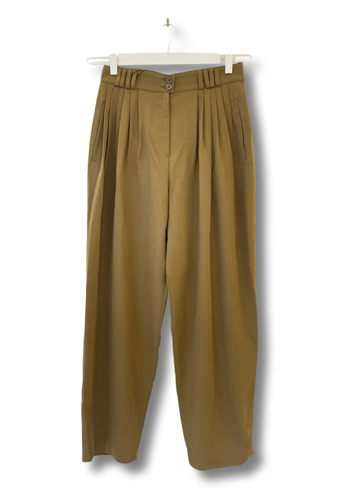 Curry pleated pants.